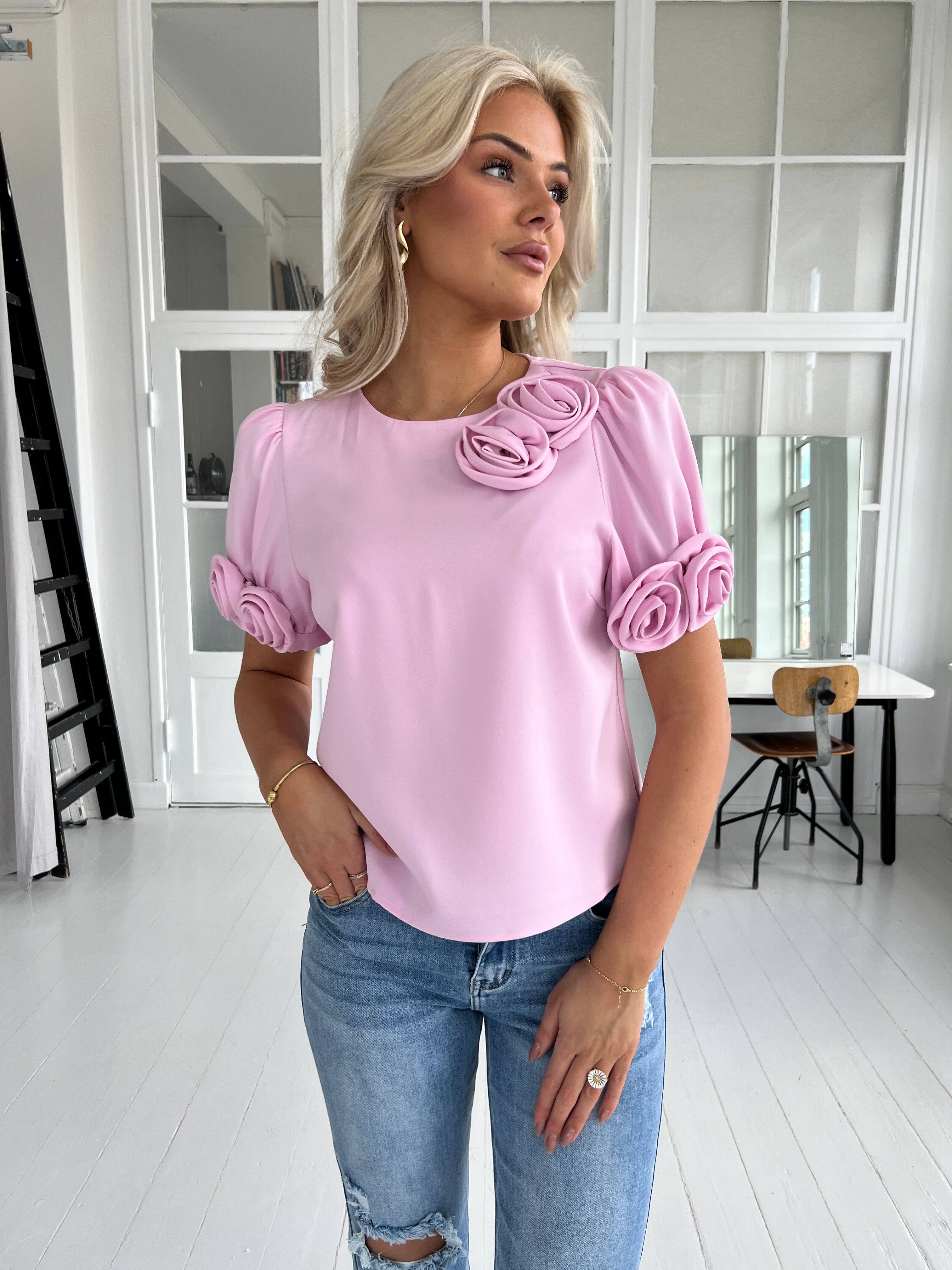 Elegant bluse med blomsterdesign i dansk stil