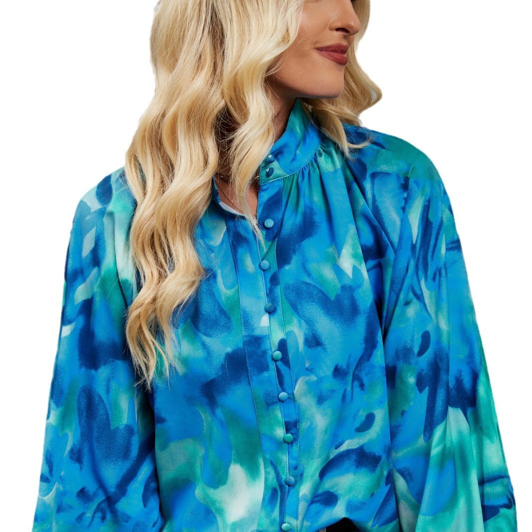 Afslappet bluse med kunstnerisk mønster og komfortabel pasform