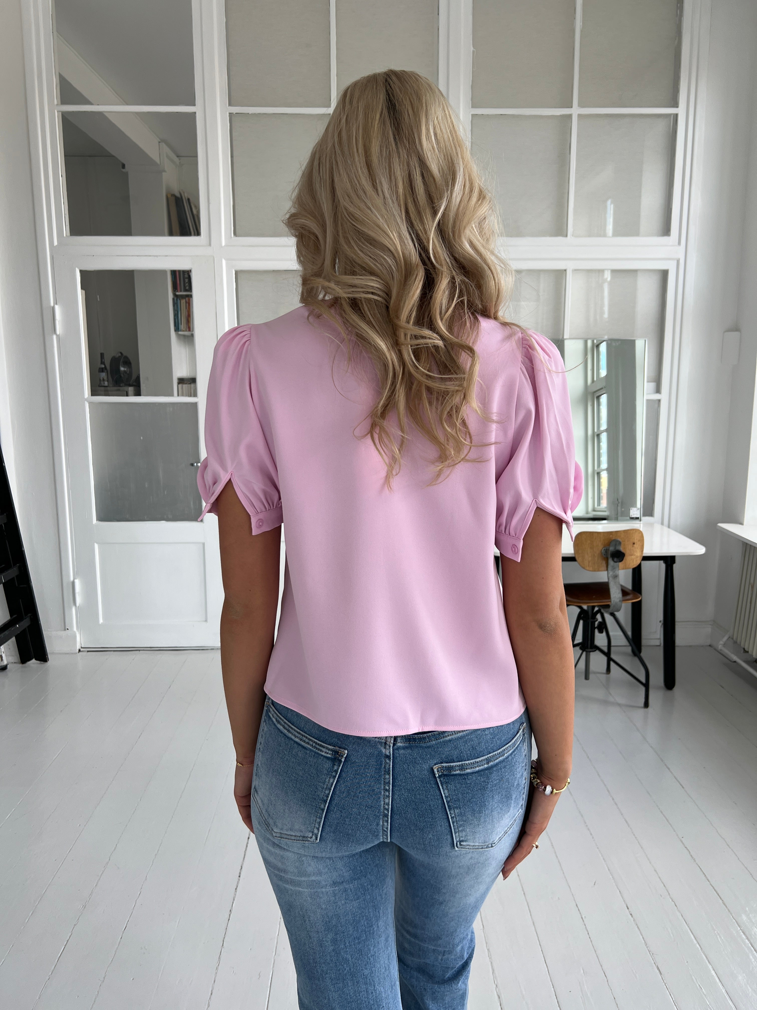 Elegant bluse med blomsterdesign i dansk stil