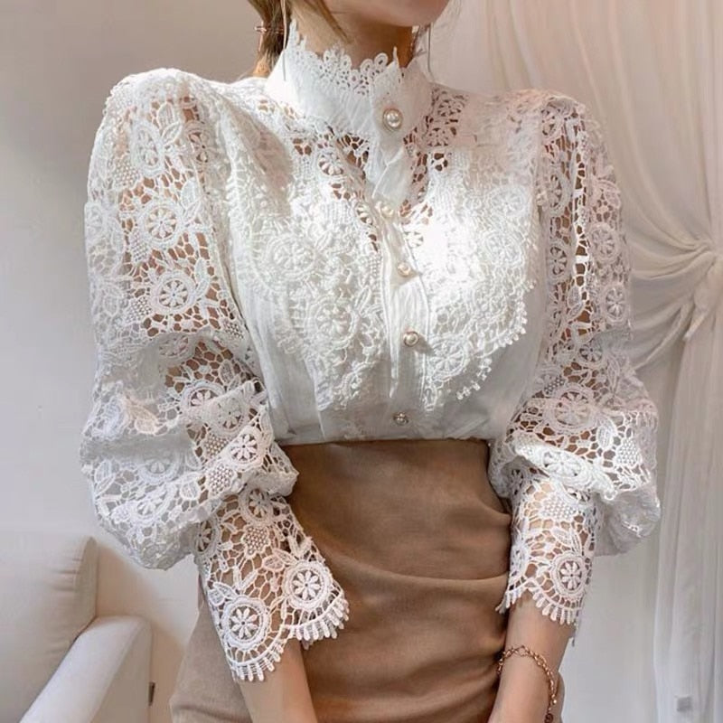 Klassisk Og Elegant Damebluse Med Blonde