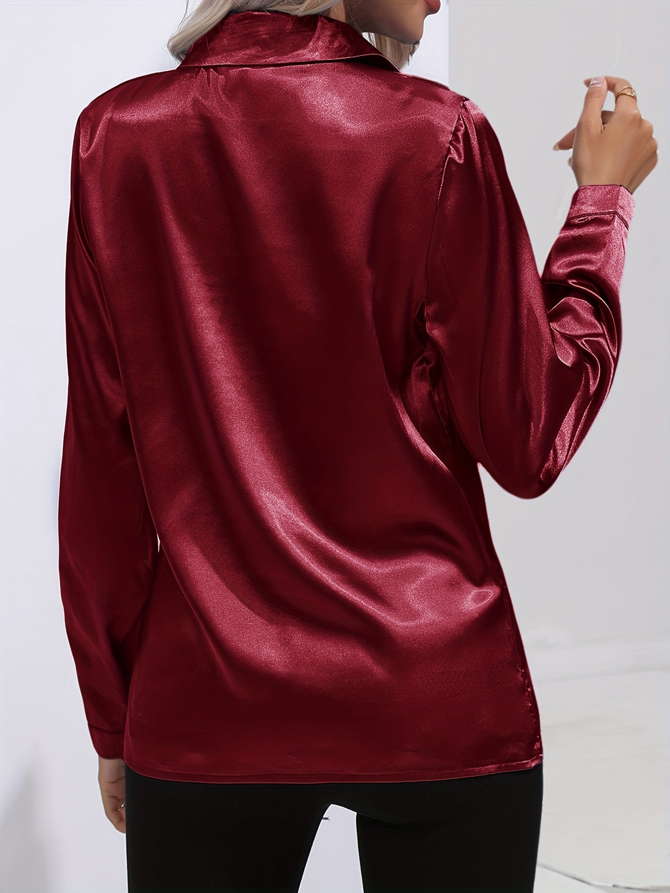 Kvinders elegante skinnende skjorte med knapper